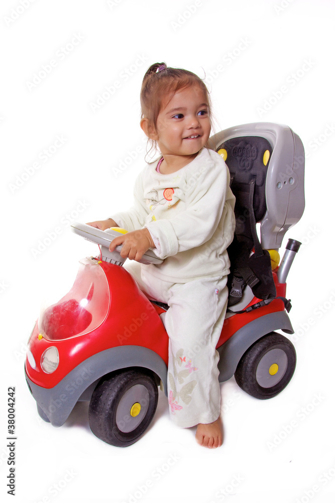 enfant apprend a conduire une voiture a pédale enfant apprend a conduire une voiture a pédale