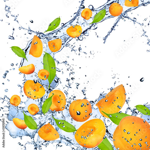 Fototapeta Naklejka Na Ścianę i Meble -  Fresh apricots falling in water splash