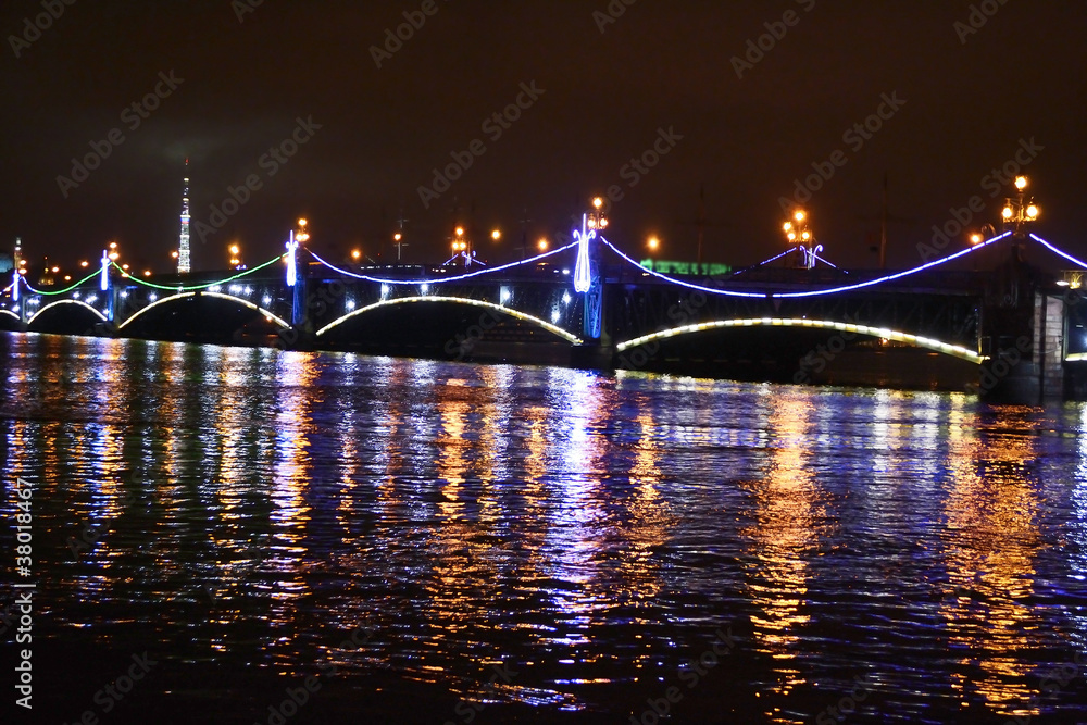 Night view of the Troitsky Bridge