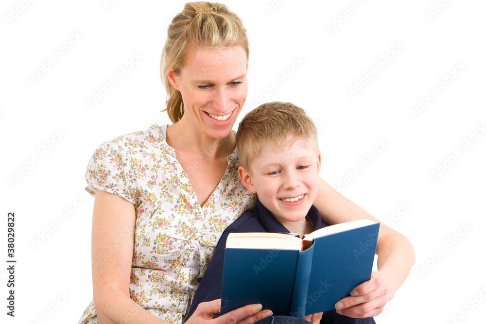 Mutter und Sohn lesen ein Buch Mutter und Sohn lesen ein Buch