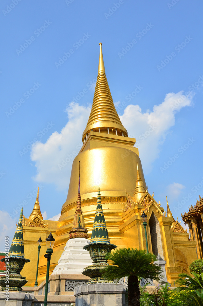 Fototapeta premium The main chedi at the Emerald Buddha Temple