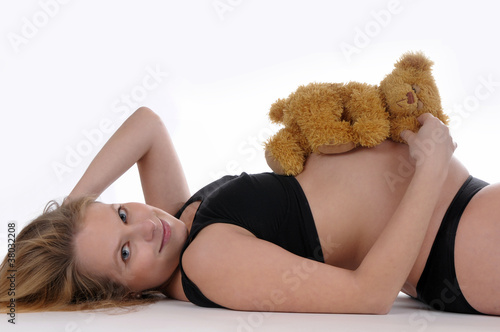 schwangere faru liegend mit teddybär photo