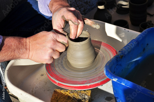 Lavorazione artigianale vaso di argilla con il tornio photo