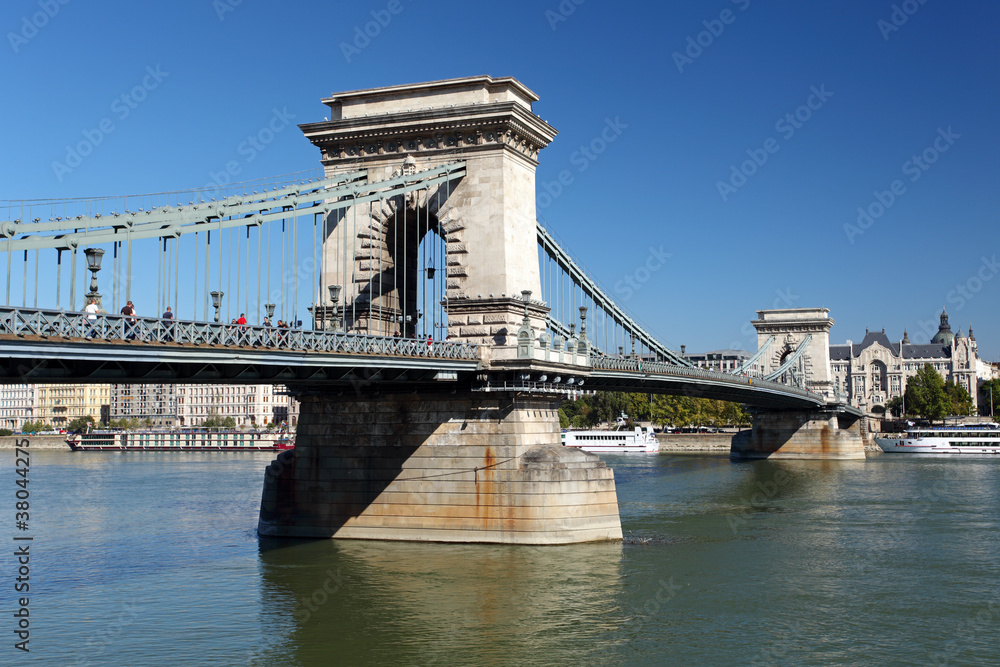 Obraz premium The Chain Bridge in Budapest, Hungary