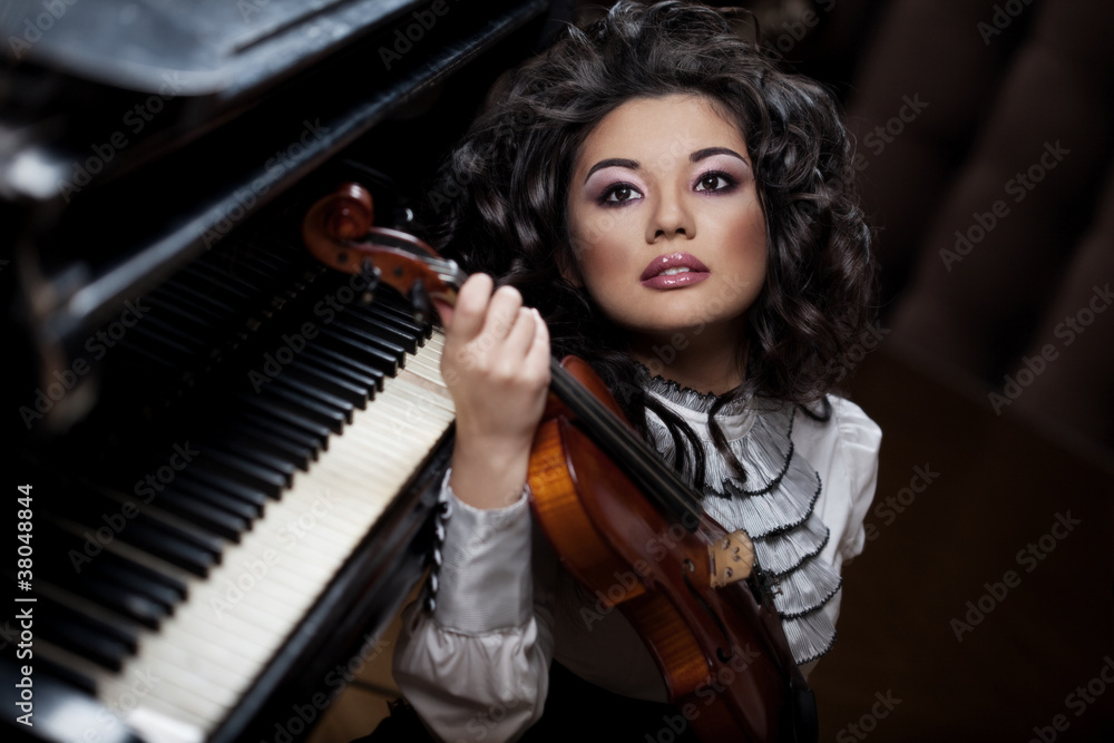 Obraz premium Woman with a violin