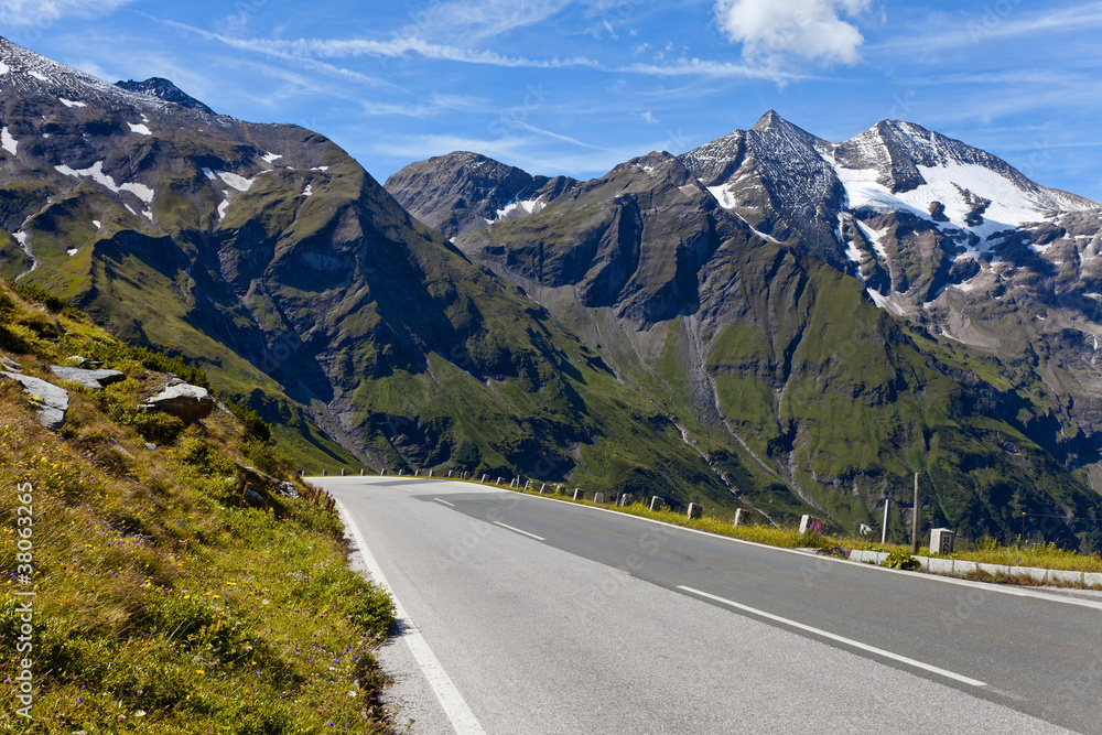 Naklejka premium Grossglockner High Alpine Road