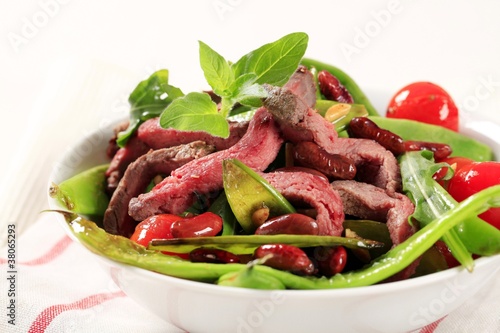 Vegetable salad with strips of beef
