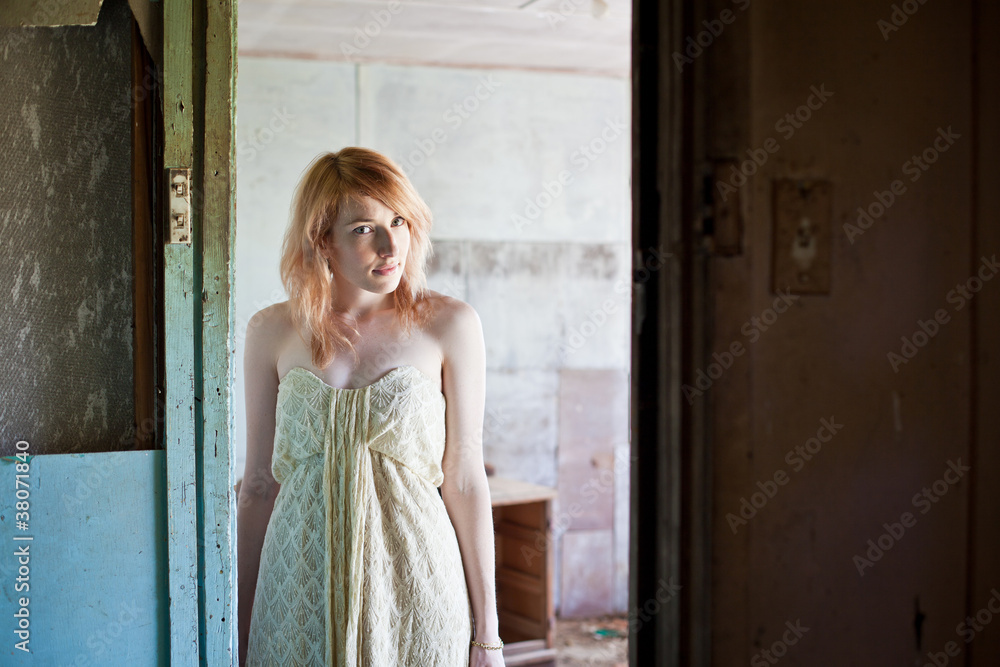 Obraz premium Woman in abandoned house