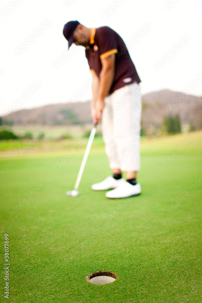 Fototapeta premium Golfer doing putt