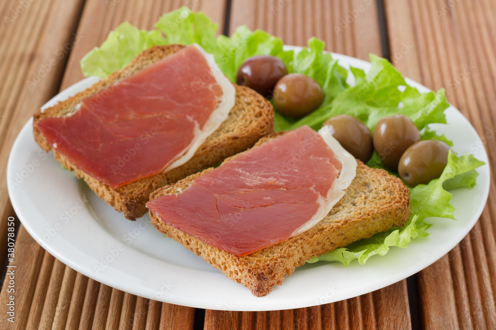 toasts with prosciutto