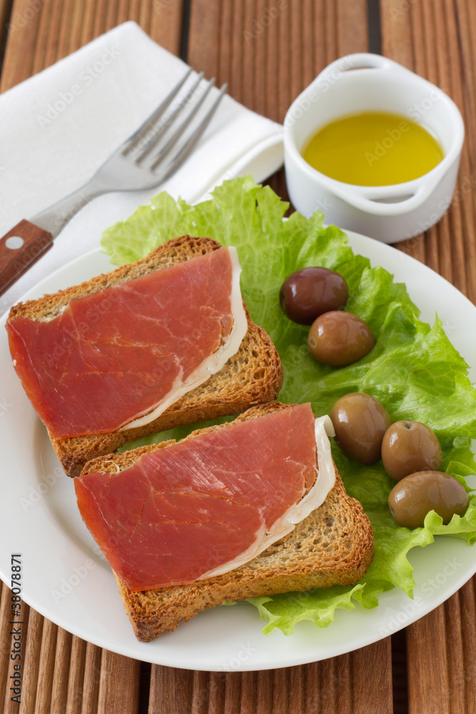 toasts with prosciutto