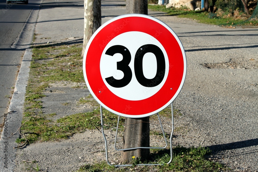 Panneau mobile de vitesse limitée à 30 km/h Stock Photo | Adobe Stock
