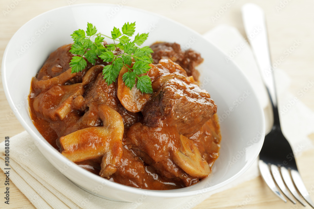 Rindergulasch mit Champignons Rindergulasch mit Champignons