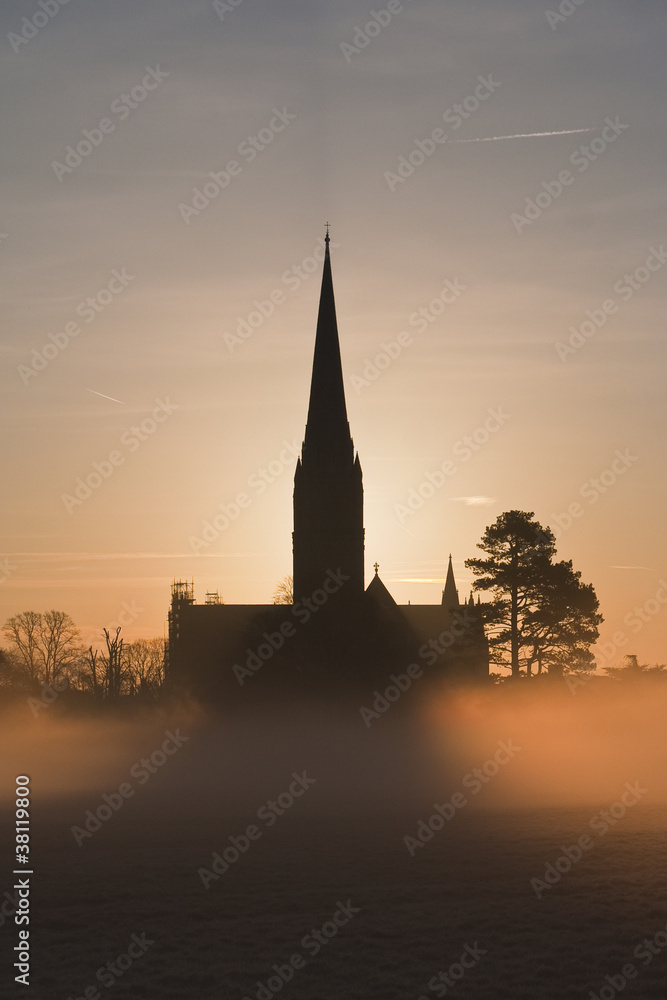 Fototapeta premium Salisbury cathedral on a misty morning