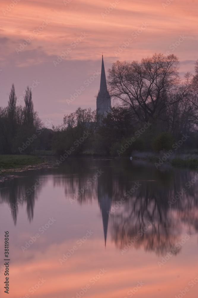 Fototapeta premium Salisbury cathedral reflecting in the Avon