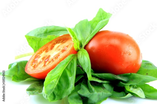 feuilles de basilic et tomates sur fond blanc