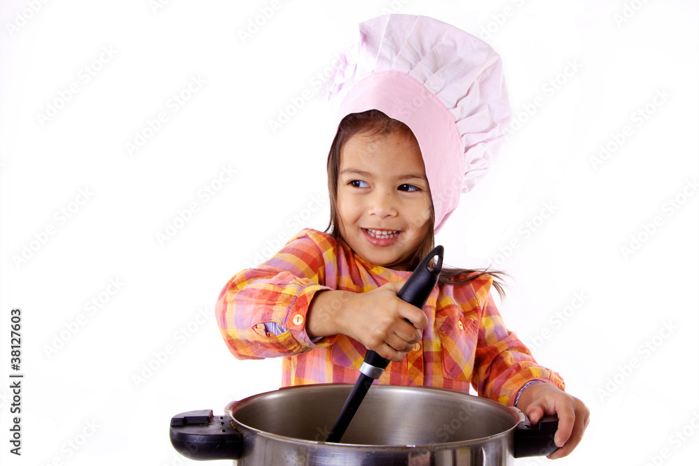 petite fille prépare a manger comme un chef de restaurant petite fille prépare a manger comme un chef de restaurant