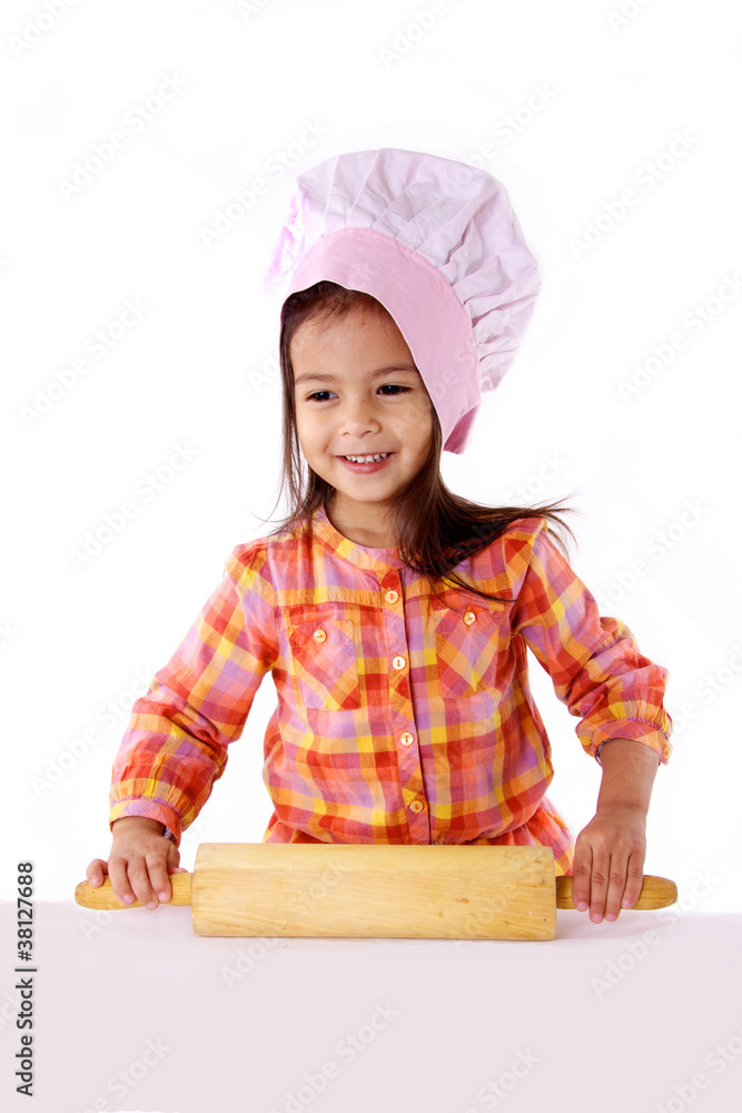 enfant prépare gateau avec rouleau a pâtisserie enfant prépare gateau avec rouleau a pâtisserie