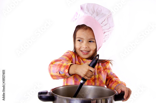 petite fille prépare a manger comme un chef de restaurant