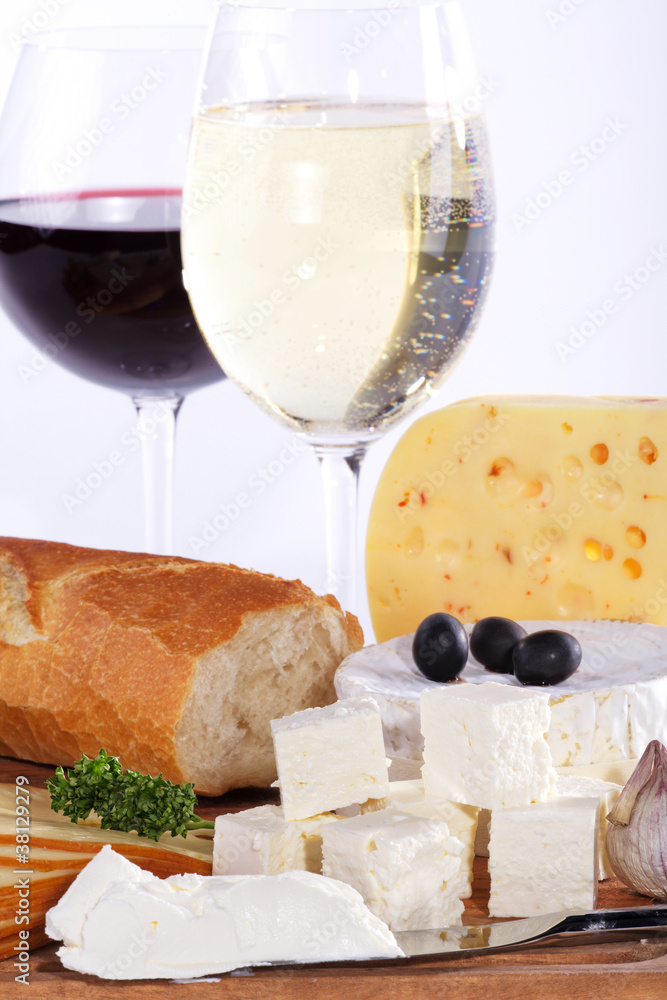 Käse Platte mit Wein und Baguette Nahaufnahme