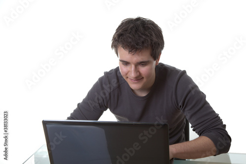 Obraz na płótnie Junger Mann arbeitet am Laptop