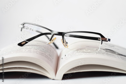 очки на открытой книге