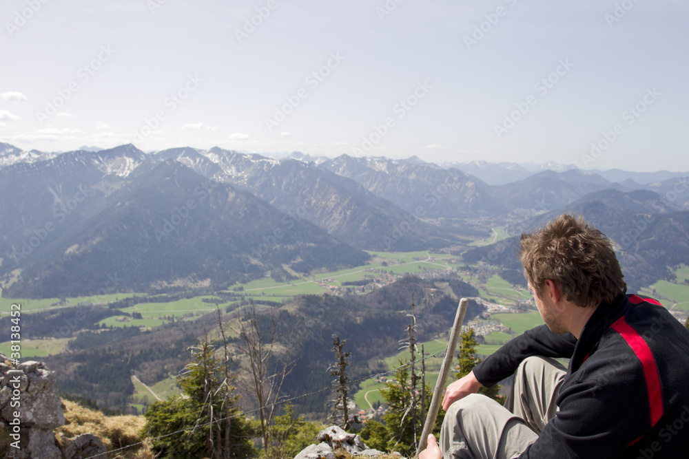 mann blickt zu vom breitenstein zu den miesbacher alpen