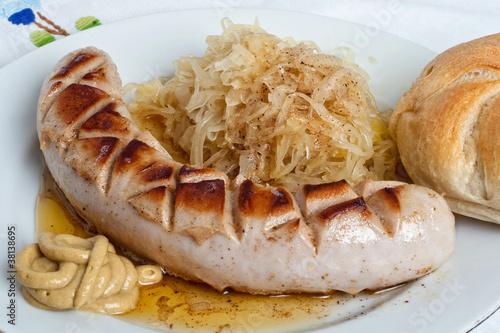 Bratwurst mit Sauerkraut