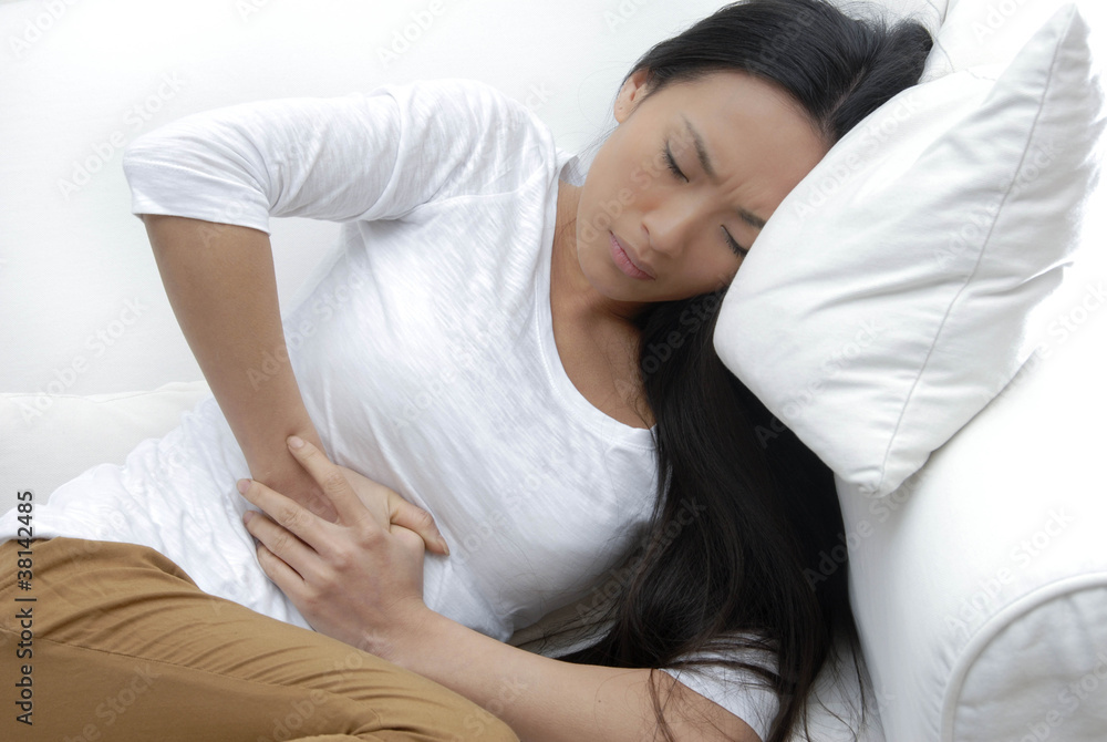 femme douleur abdomen femme douleur abdomen