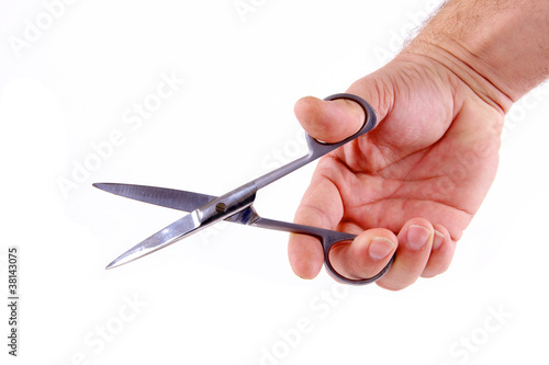 main qui coupe avec des ciseaux de coiffeur
