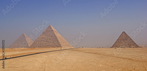 Три египетские пирамиды в утреннем тумане. Гиза, Египет