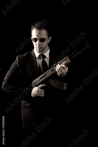 homme armé d'une AK 47