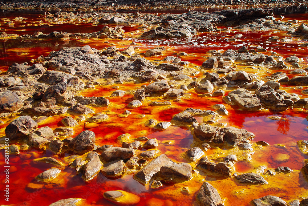 AGUAS ROJAS, EN RÍO TINTO, ANDALUCÍA, ESPAÑA AGUAS ROJAS, EN RÍO TINTO, ANDALUCÍA, ESPAÑA