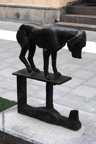 красивая артистичная статуя собаки