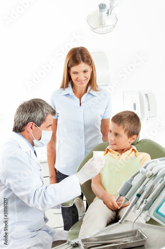 Mutter mit Kind beim Zahnarzt