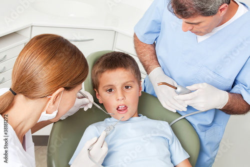 Kind bekommt Zahnbehandlung von Zahn  rztin