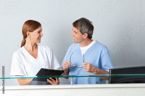 Lachender Arzt und Krankenschwester