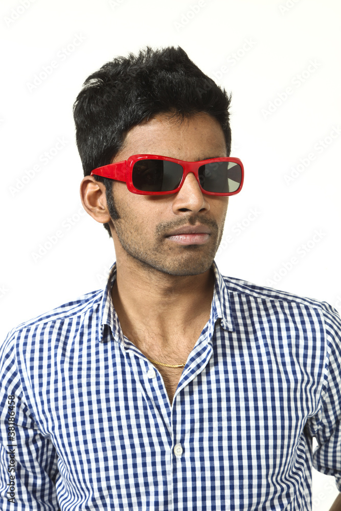 Fototapeta premium uomo indiano con occhiali, sfondo bianco