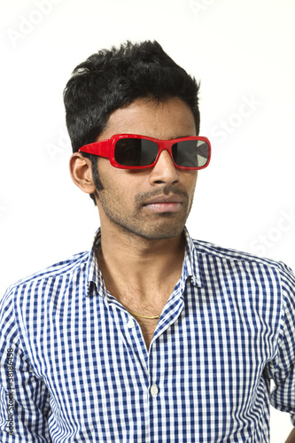 uomo indiano con occhiali, sfondo bianco