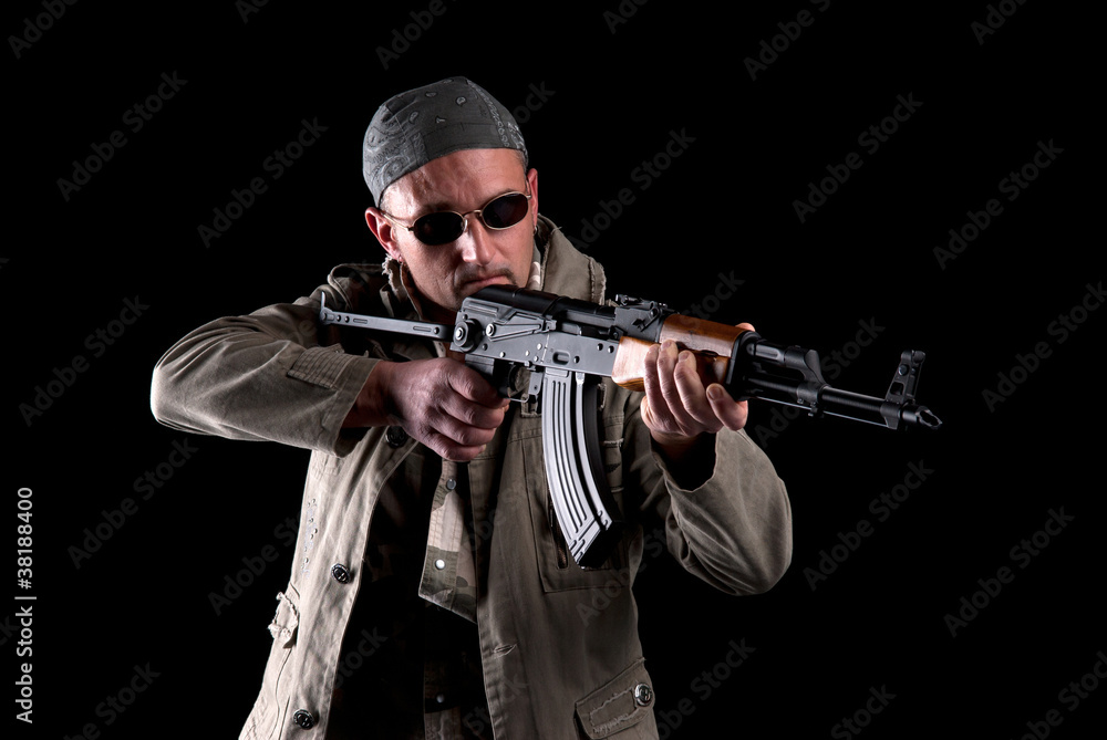 homme armé en tenue militaire Stock Photo