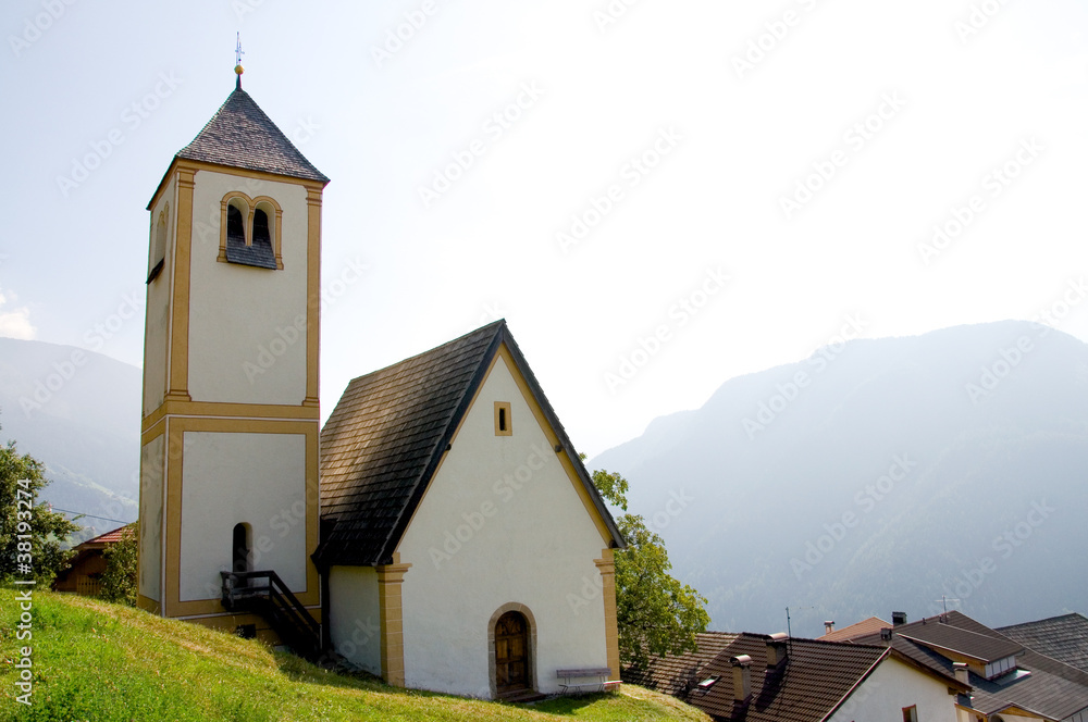 Kirche in den Dolomiten - Alpen