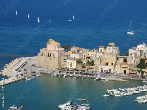 Blick auf den Hafen von Castellamara del Golfo, Sizilien photo