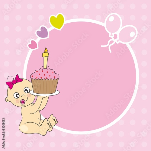 Marco bebe niña con una pastel de cumpleaños