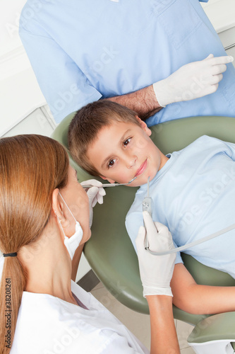 Junge bei Zahnbehandlung