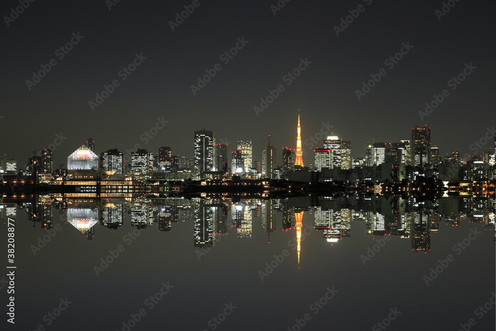 Fototapeta premium Tokyo tower reflection night