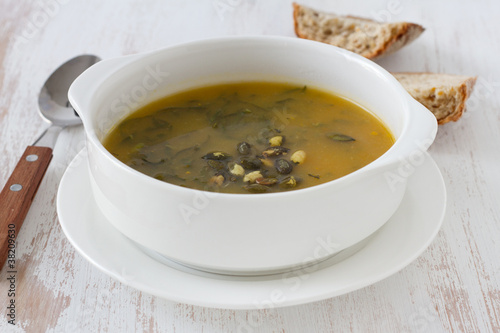 spinach soup with pumpkin seeds