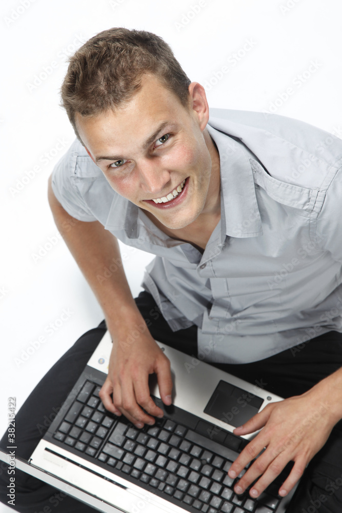 Jeune homme avec un ordinateur Jeune homme avec un ordinateur