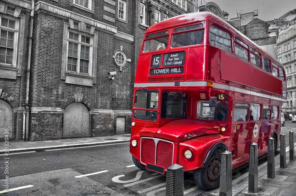 Naklejka premium Typowy czerwony autobus - Londyn (Wielka Brytania)