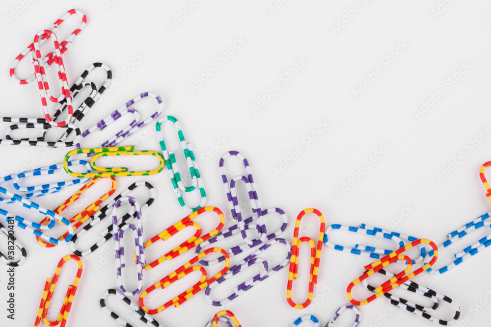 Fototapeta premium Bunte Büroklammern