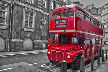 Papier peint photo Rouge, noir, blanc Bus rouge vintage à impériale Londres  © Delphotostock